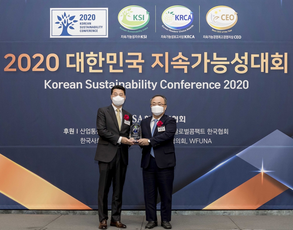 (왼쪽부터)심재국 KCC 총무인사총괄 상무, 이상진 한국표준협회 회장이 10월 16일 서울 소공동 롯데호텔에서 열린 ‘2020 대한민국 지속가능성대회’에서 기념 촬영을 하고 있다.