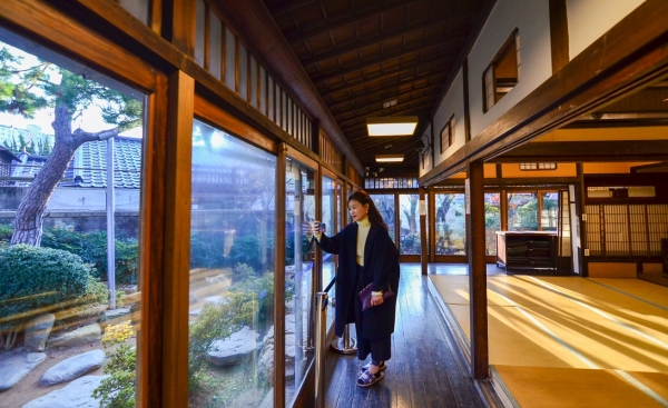고급 목재와 호화로운 장식으로 꾸민 신흥동 일본식 가옥 내부